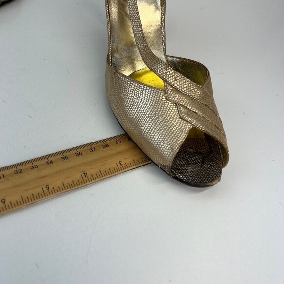 Salvatore Ferragamo Gold Peep Toe Sling Back Heels Size 8.5 Made In Italy - Picture 4 of 11